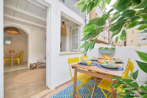 Patio, Balcony/Terrace, Living room, Seating area, Dining area