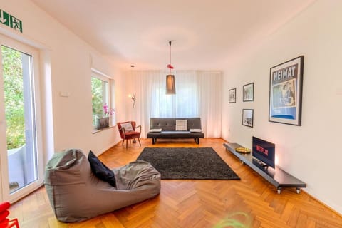 TV and multimedia, Living room, Seating area, Evening entertainment