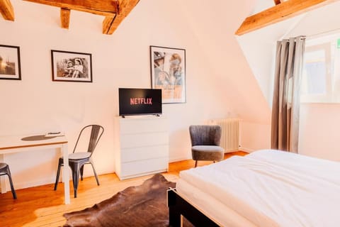 Bed, TV and multimedia, Photo of the whole room, Seating area, Bedroom