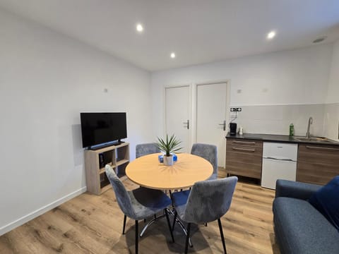 TV and multimedia, Kitchen or kitchenette, Living room, Dining area