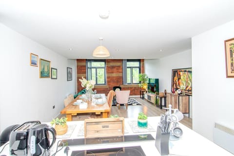 TV and multimedia, Living room, Food and drinks, Seating area, Dining area, Drinks