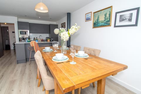 2BR Flat WiFi, Parking Contractors & Families Apartment in Bradford