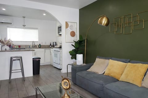 Bed, Living room, Seating area, Dining area, pet friendly