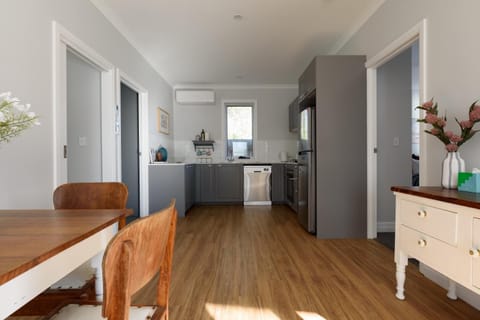 Cosy Self-Contained Unit with QBed, Parking & Wifi House in Beauty Point