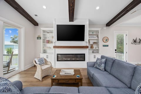 Communal lounge/ TV room, TV and multimedia, Living room, Seating area, Evening entertainment
