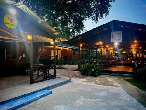 Restaurant/places to eat, Night