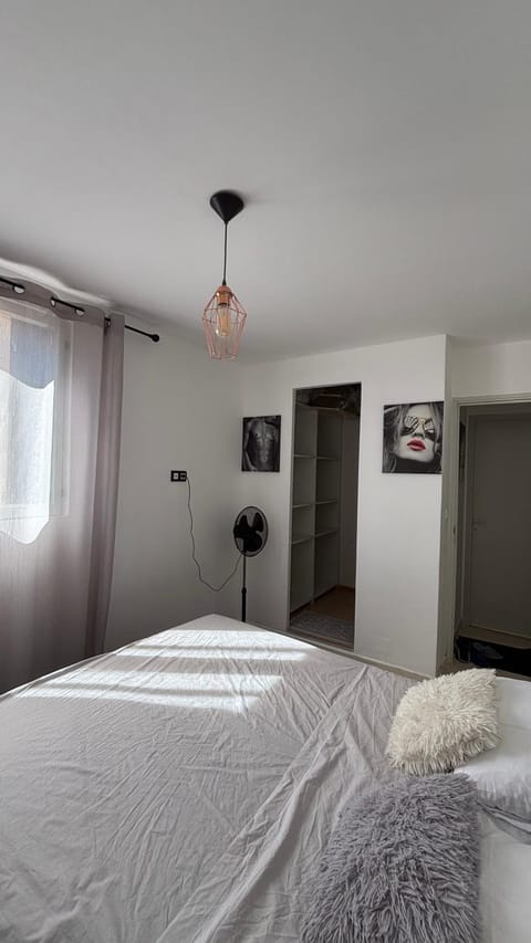 Bed, Photo of the whole room, Bedroom, wardrobe