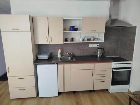 Coffee/tea facilities, Kitchen or kitchenette, microwave, oven, stove