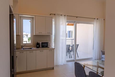 Kitchen or kitchenette, Dining area, oven, stove