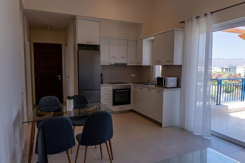 View (from property/room), Balcony/Terrace, Kitchen or kitchenette, Dining area, oven, stove