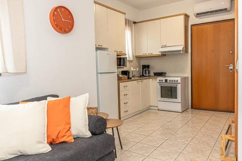 Kitchen or kitchenette, Living room, Seating area, oven, stove, toaster