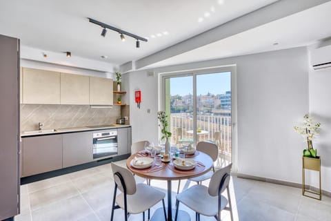 Kitchen or kitchenette, Dining area, oven, stove