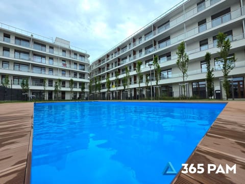 Property building, Day, Pool view, Swimming pool, Swimming pool, sunbed
