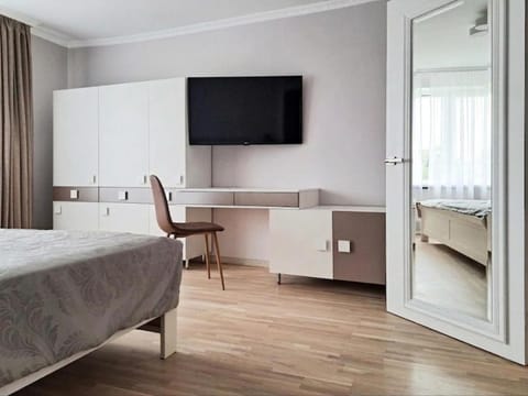 Bed, TV and multimedia, Photo of the whole room, Bedroom, wardrobe