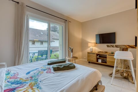 Bed, Living room