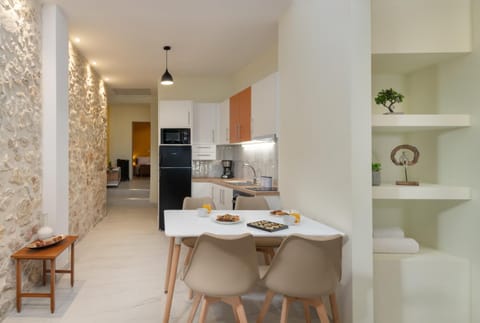 Kitchen or kitchenette, Dining area, stove