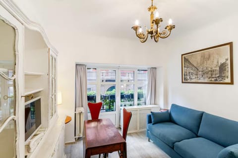 Bed, TV and multimedia, Living room, Decorative detail, Seating area, air conditioner