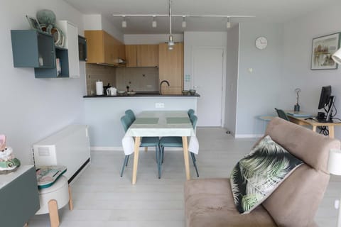 Coffee/tea facilities, Kitchen or kitchenette, Living room, Seating area, Dining area, oven, stove, toaster