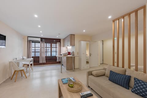 TV and multimedia, Kitchen or kitchenette, Living room, Seating area, Dining area