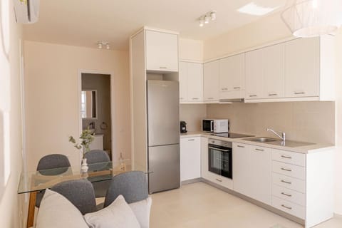 Coffee/tea facilities, Kitchen or kitchenette, Living room, Seating area, Dining area, oven, stove, toaster