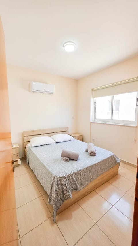 Bed, Bedroom, towels, air conditioner