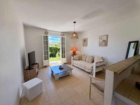 Communal lounge/ TV room, TV and multimedia, Seating area, Garden view