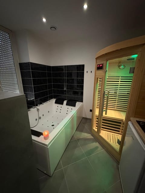 Hot Tub, Bathroom