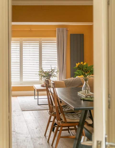 Living room, Seating area, Dining area