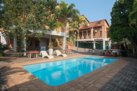 Property building, Day, Pool view, Swimming pool, sunbed
