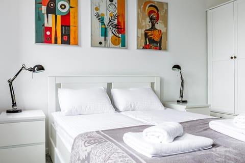 Bed, Photo of the whole room, Decorative detail, Bedroom, towels