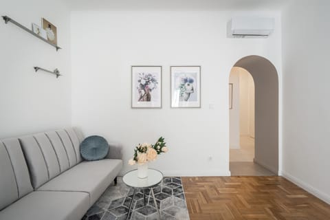 Living room, Decorative detail, Seating area