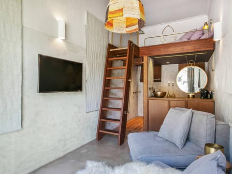 Shower, Bed, Bathroom, TV and multimedia, Kitchen or kitchenette, Seating area, heating, air conditioner