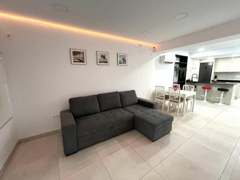 Kitchen or kitchenette, Living room, Seating area, Dining area