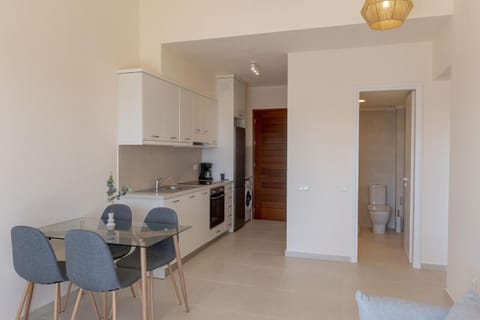 Bathroom, Photo of the whole room, Dining area, oven