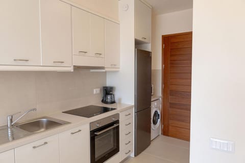 Coffee/tea facilities, Kitchen or kitchenette, oven, stove