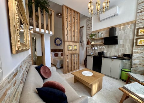 Coffee/tea facilities, Kitchen or kitchenette, Living room