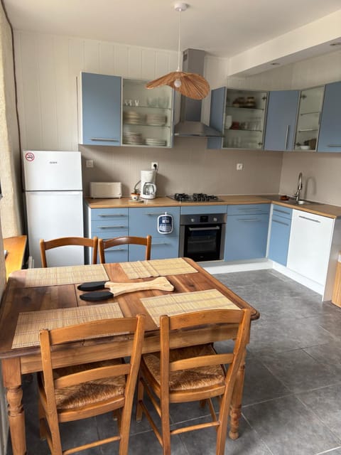 Kitchen or kitchenette, Dining area, dishwasher, oven, stove