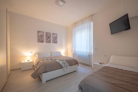 Bed, TV and multimedia, Photo of the whole room, Bedroom, towels, wardrobe