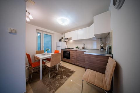 Kitchen or kitchenette, Seating area, Dining area, Family, heating, oven, stove