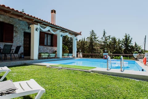 Property building, Patio, Day, Garden, Garden view, Pool view, Swimming pool, sunbed