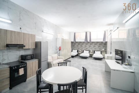 Kitchen or kitchenette, Living room, Seating area, Bedroom, oven