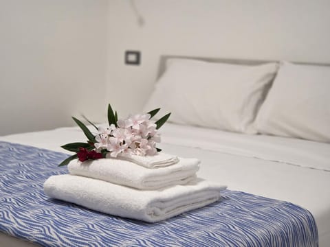 Photo of the whole room, Bedroom, towels