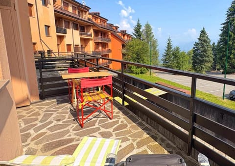 Property building, Spring, Day, Summer, View (from property/room), Balcony/Terrace, Dining area, Garden view, Landmark view, Mountain view, Seasons, internet, sunbed