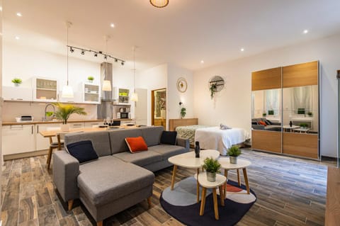 Kitchen or kitchenette, Living room, Seating area, Dining area, oven