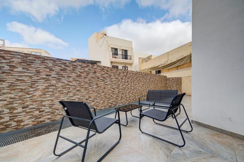 Patio, Day, sunbed