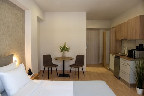 Coffee/tea facilities, Kitchen or kitchenette, Living room, Photo of the whole room, Seating area, Dining area, minibar