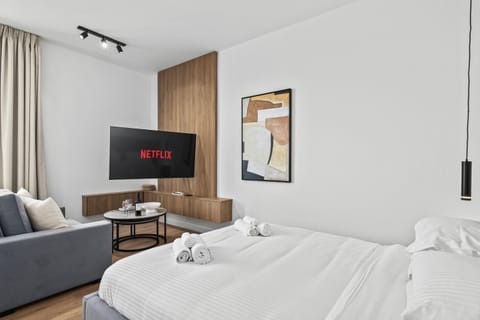 Bed, TV and multimedia, Seating area, Evening entertainment