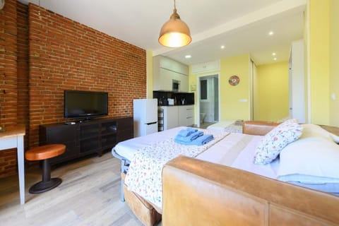 Studio with balcony Everything you need Temporary AMA144 Apartment in Centro