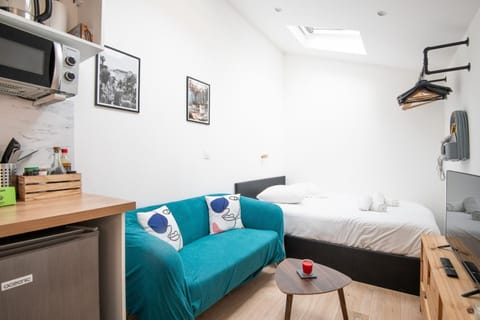 Bed, Kitchen or kitchenette, Seating area, Bedroom
