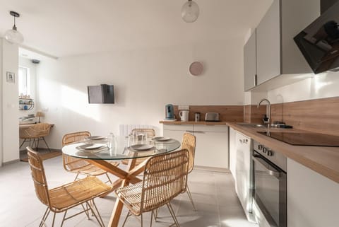 TV and multimedia, Coffee/tea facilities, Kitchen or kitchenette, Seating area, Dining area, dishwasher, oven, stove, toaster, kitchen